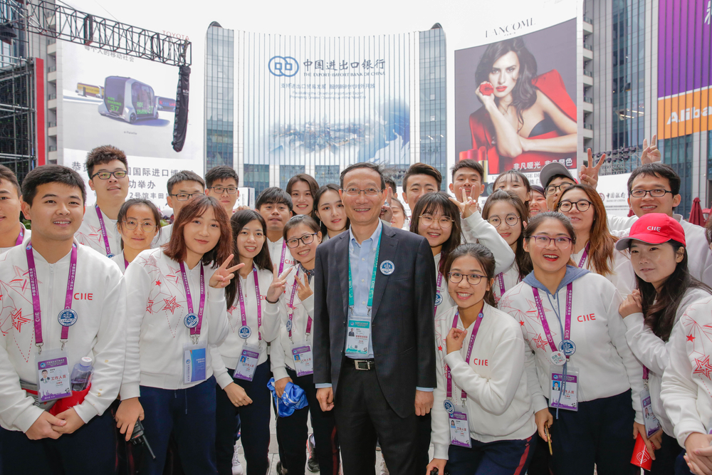 黄有方校长现场慰问我校志愿者并合影