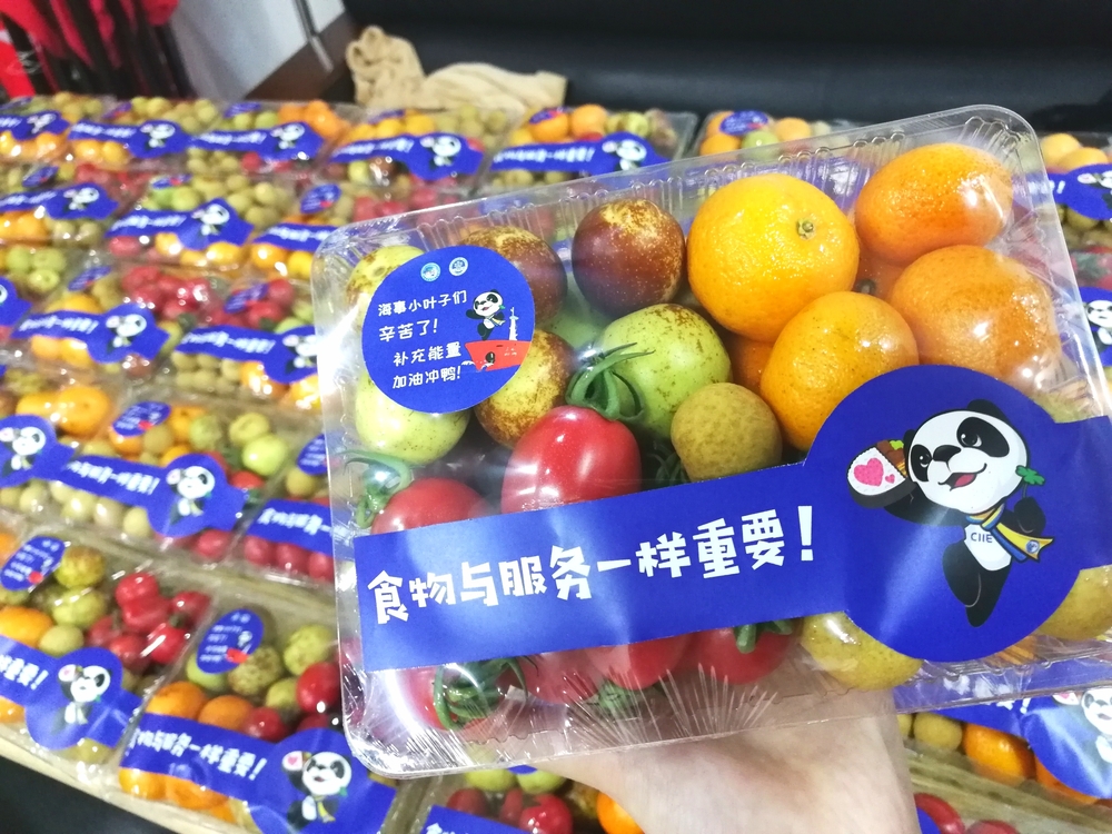 学校青年志愿者管理中心为志愿者准备的水果夜宵