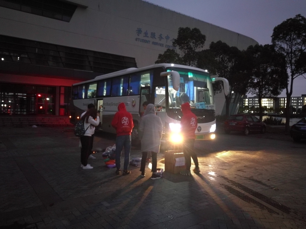 志愿者披星而出