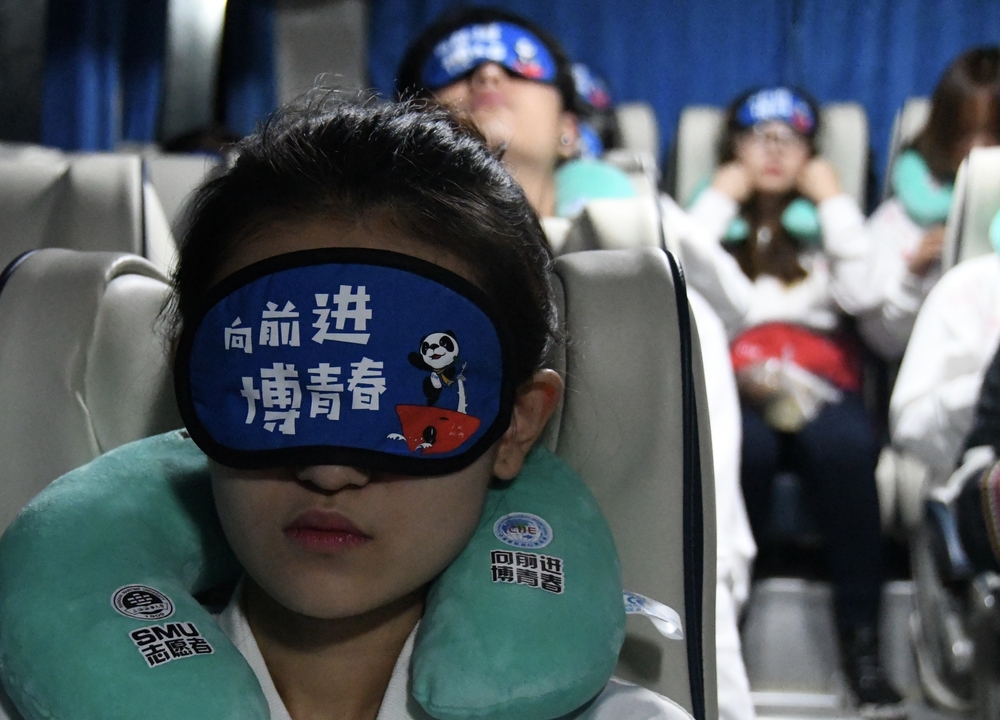 每天来回车程175公里，志愿者在车上抓紧时间休息