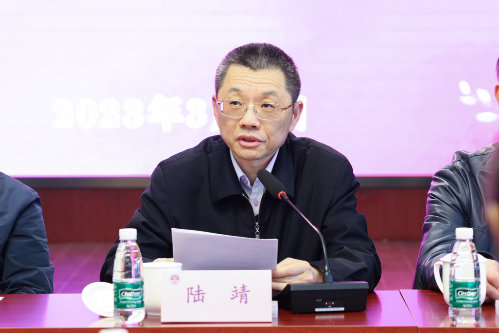 20230310070033510300.jpg 校长陆靖宣读表彰名单