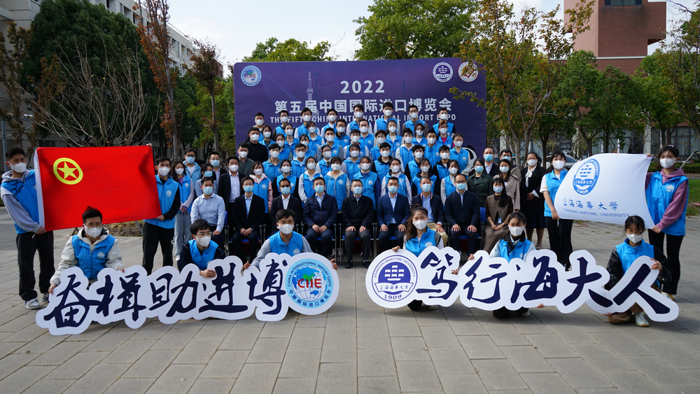 20221024001440958700.png 进博会志愿者代表合影