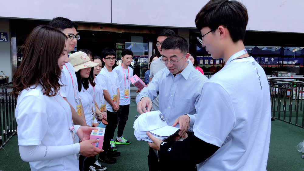 施欣副校长慰问志愿者