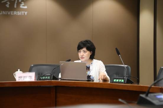 文汇报教科卫报道中心专业首席记者樊丽萍讲授“新闻策划与写作”