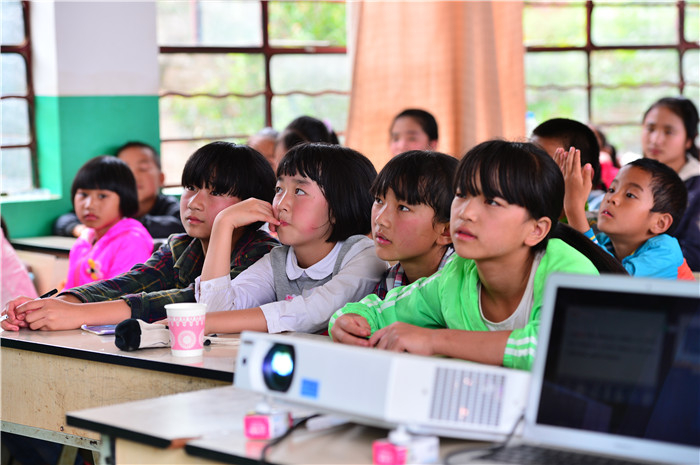 孩子们正在认真听讲