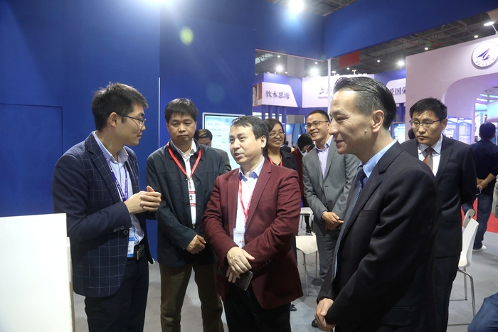 教育部科技发展中心副主任罗方述、刘红斌参观我校展出的科技成果