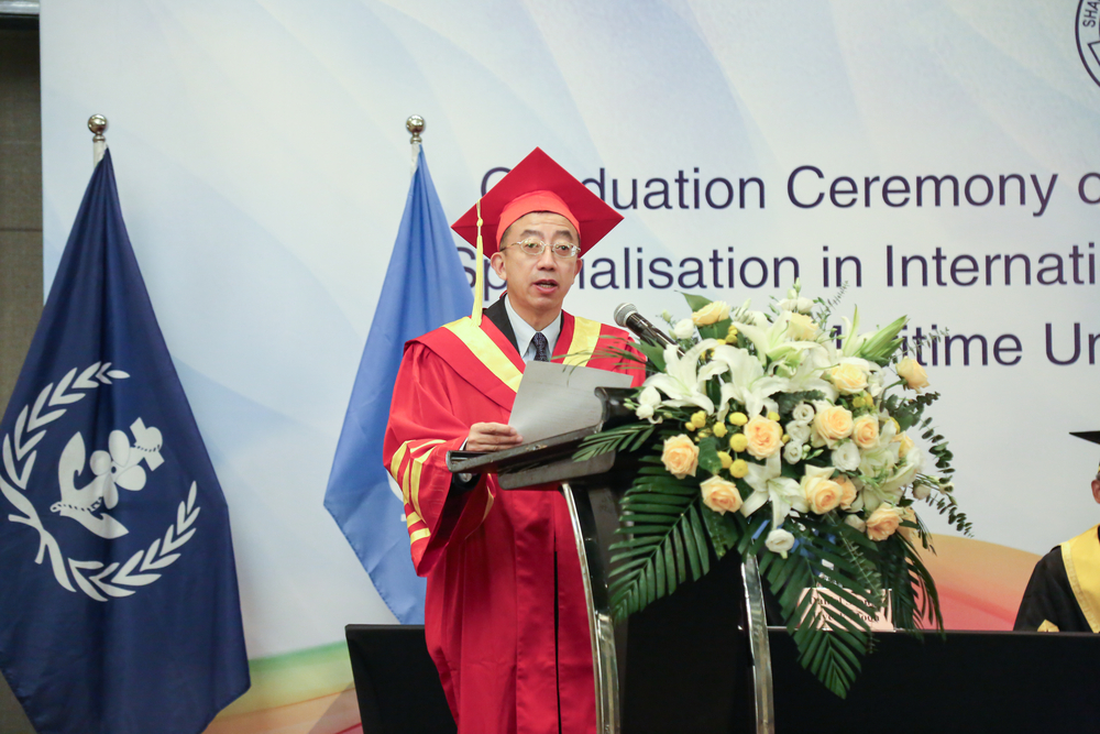 20240724010501843400.jpg 上海海事大学副校长施欣宣布优秀论文获得者并颁发证书