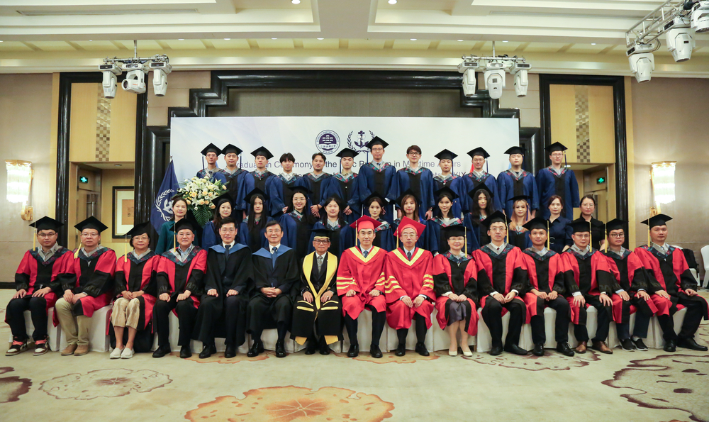 20240724010502123200.jpg 海大班第19届毕业生与嘉宾、导师合影