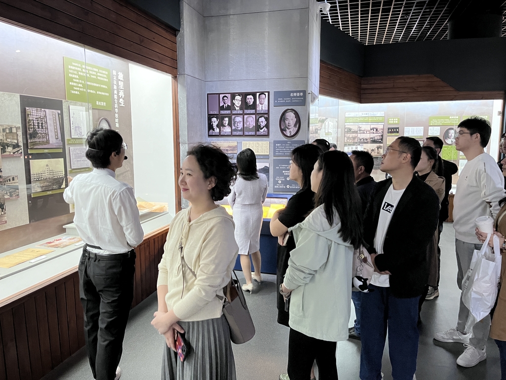 20231025135332013700.jpg 校友参观校史馆