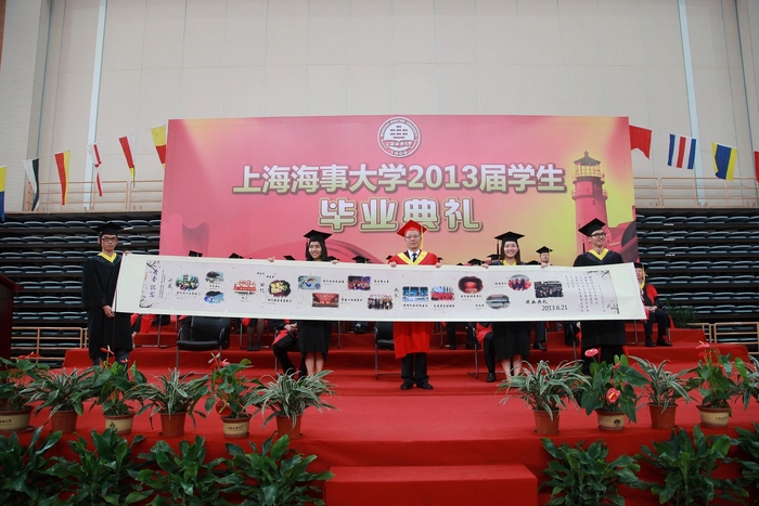 毕业生向母校赠送纪念礼物