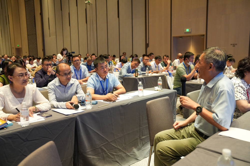 专家与参会代表交流