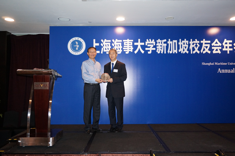 黄有方校长向曹士海参赞赠送礼品 黄有方校长向曹士海参赞赠送礼品