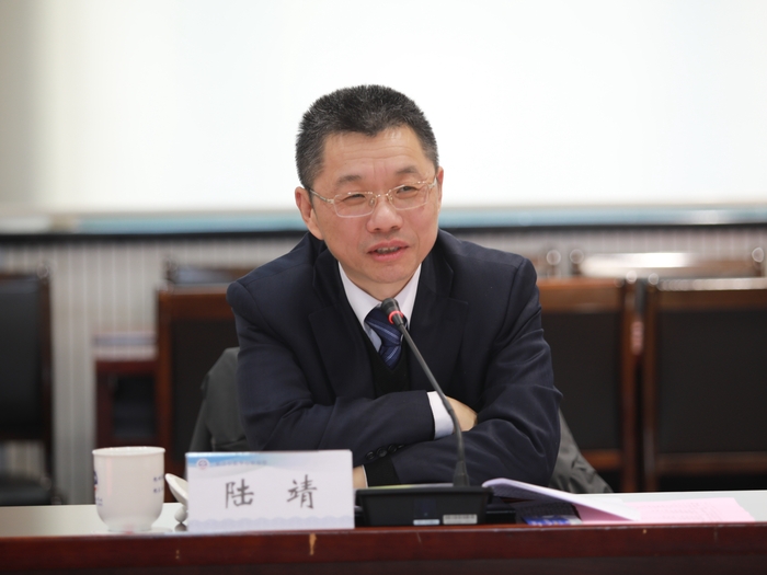 陆靖校长介绍学校总体情况