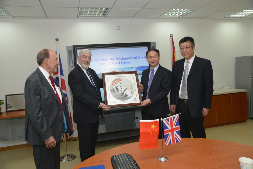 上海海事大学向C-MAR集团赠送纪念品