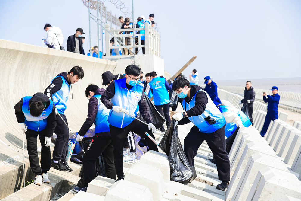 清理堤坝上的垃圾