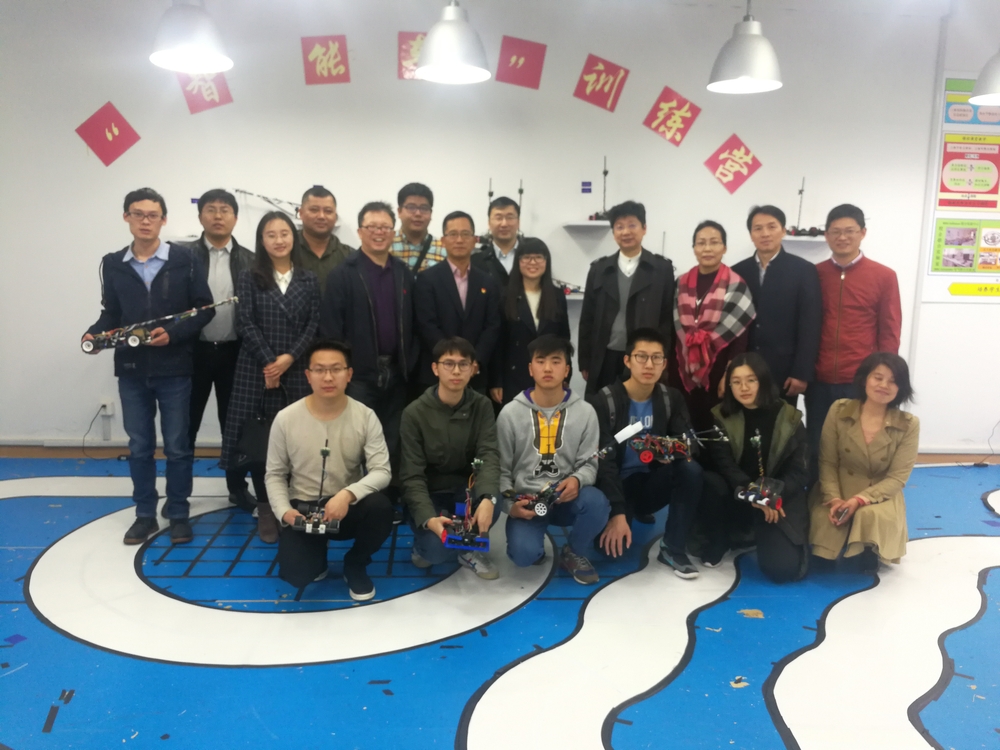 杨浦少科站、临港中小学校领导参观实验室