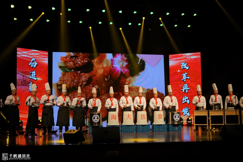 《金蛇狂舞喜迎新时代》