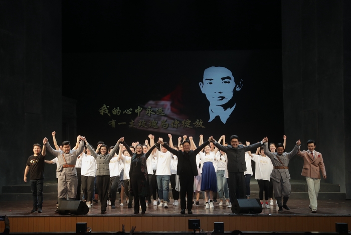 原创民族歌剧《贺绿汀》演出结束演员谢幕