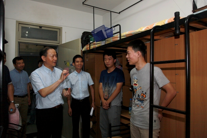 金永兴书记慰问新生