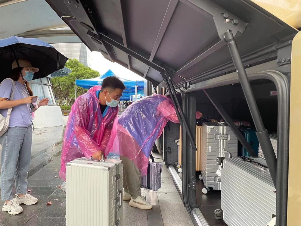 志愿者搬运行李