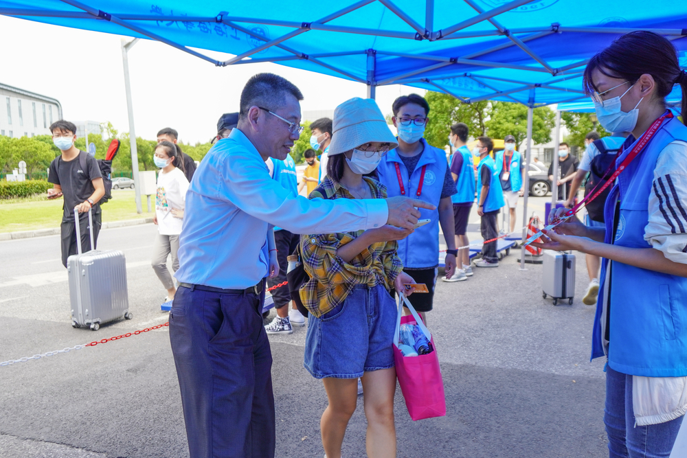 校门引导返校学生