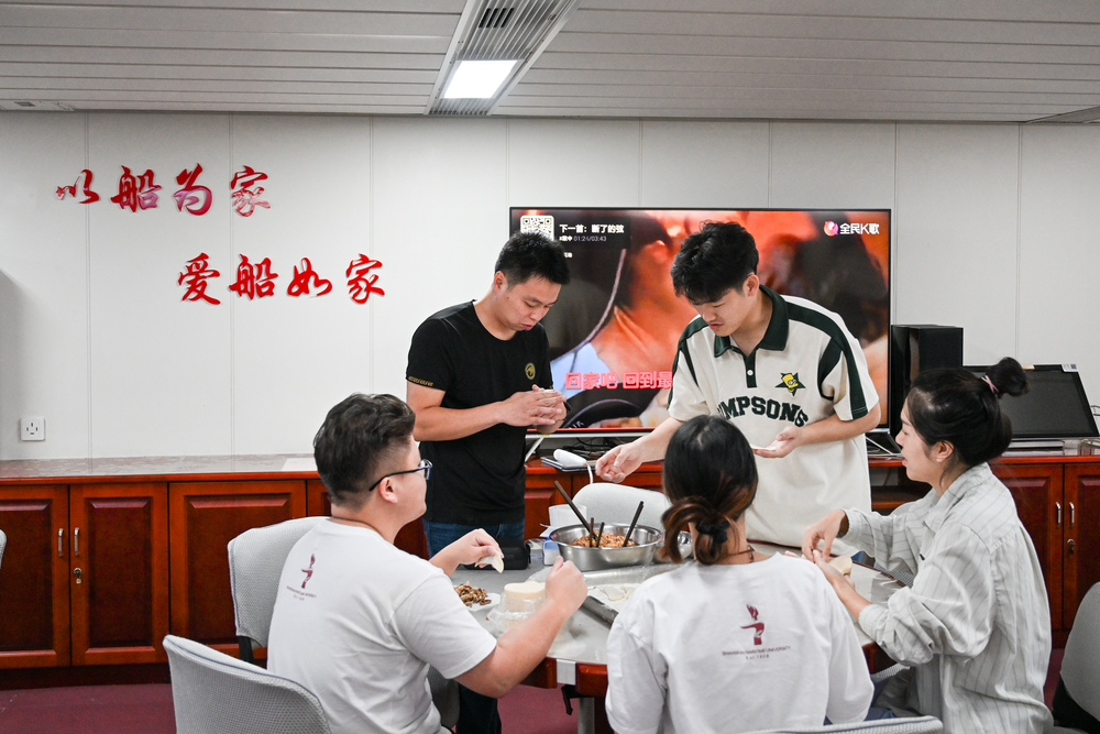 大家一起包饺子