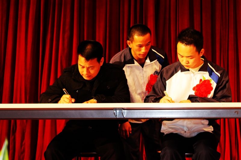 学院辅导员代表及新兵代表在现场签署“故乡指导员协议”