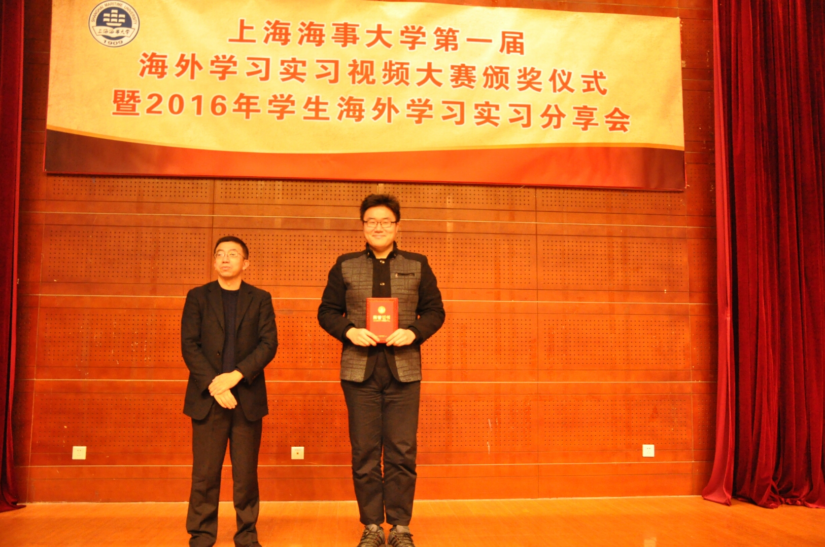 施欣副校长为视频大赛一等奖获奖代表颁奖