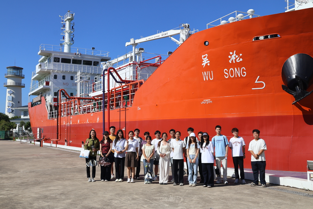 20251013030128686700.jpg 参观“吴淞号”液货模拟船