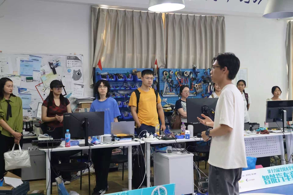 20251013030128433000.jpg 参观物流工程学院智能车实验室