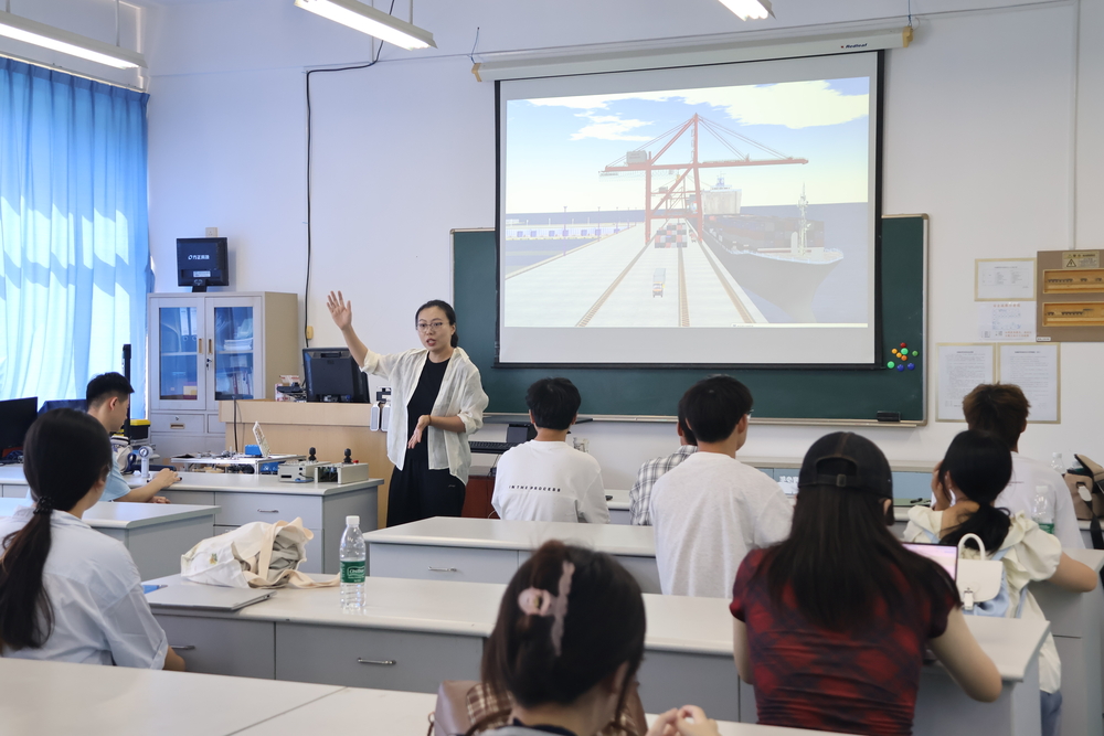 20251013030128301700.jpg 参观物流工程学院海鹰青创实验室