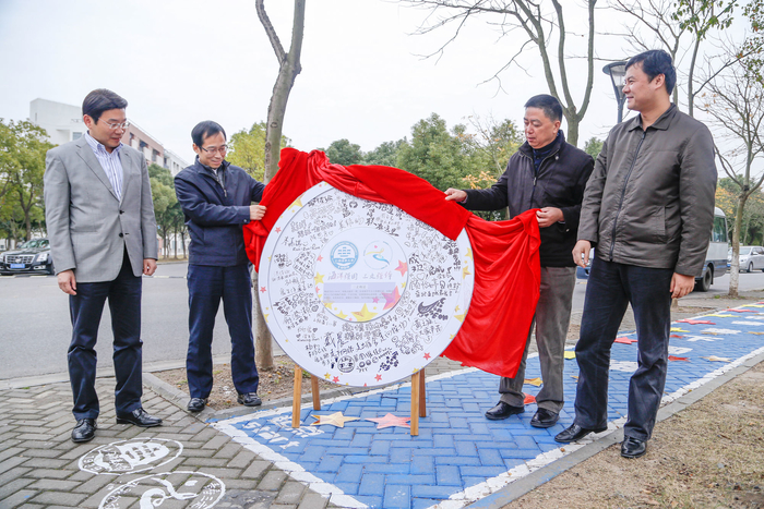 与会领导为我校海大blue三走跑道揭幕