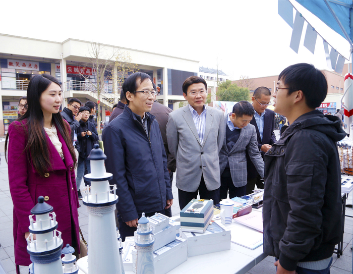 与会领导与我校大学生创业团队交流