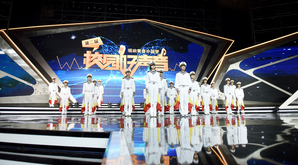 上海海事大学旗语队在开场表演 上海海事大学旗语队在开场表演