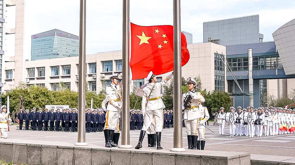 20250420091320940400.jpg 升国旗