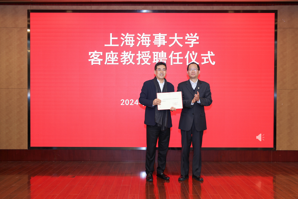 20241217012359427000.jpg 曹荣瑞副书记为康树春颁发客座教授聘书