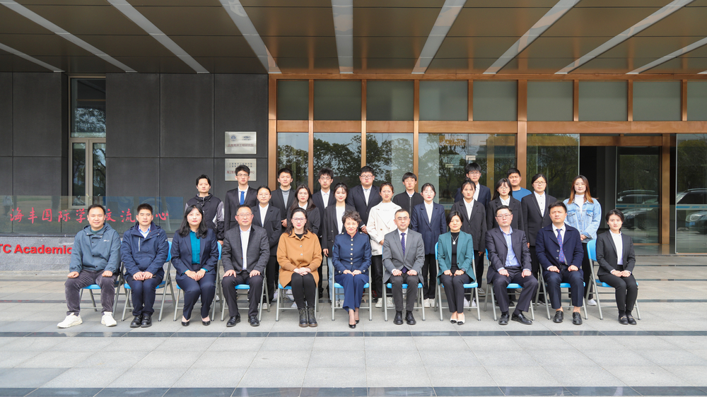 20230313143834265300.jpg 企业代表与首批盛伦物流助学金受奖学生合影