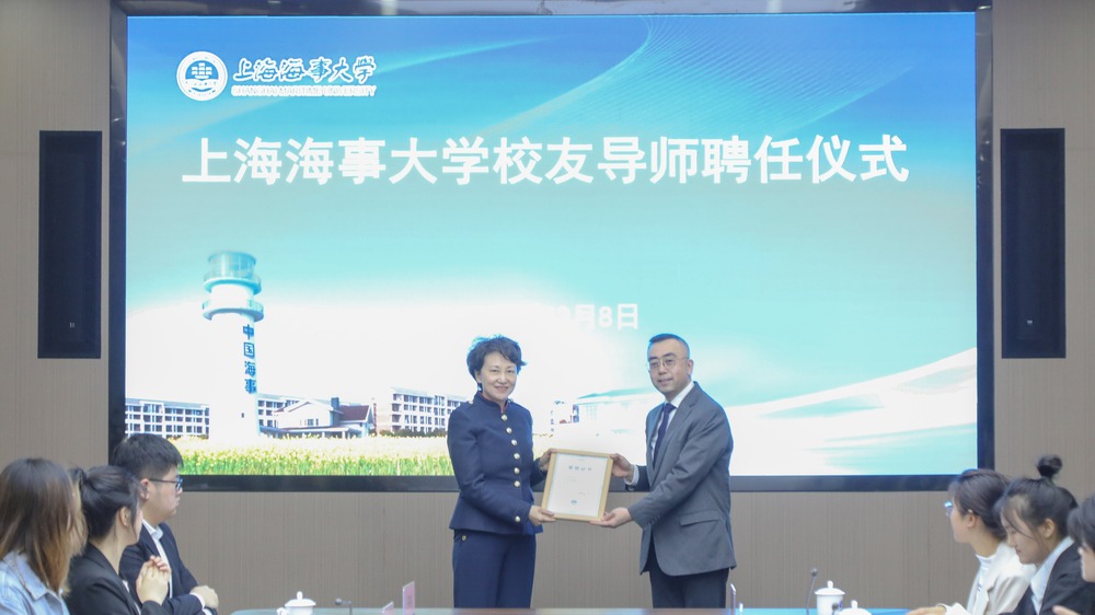 20230313143833775600.jpg 严大龙副书记向马绍文校友颁发校友导师聘书