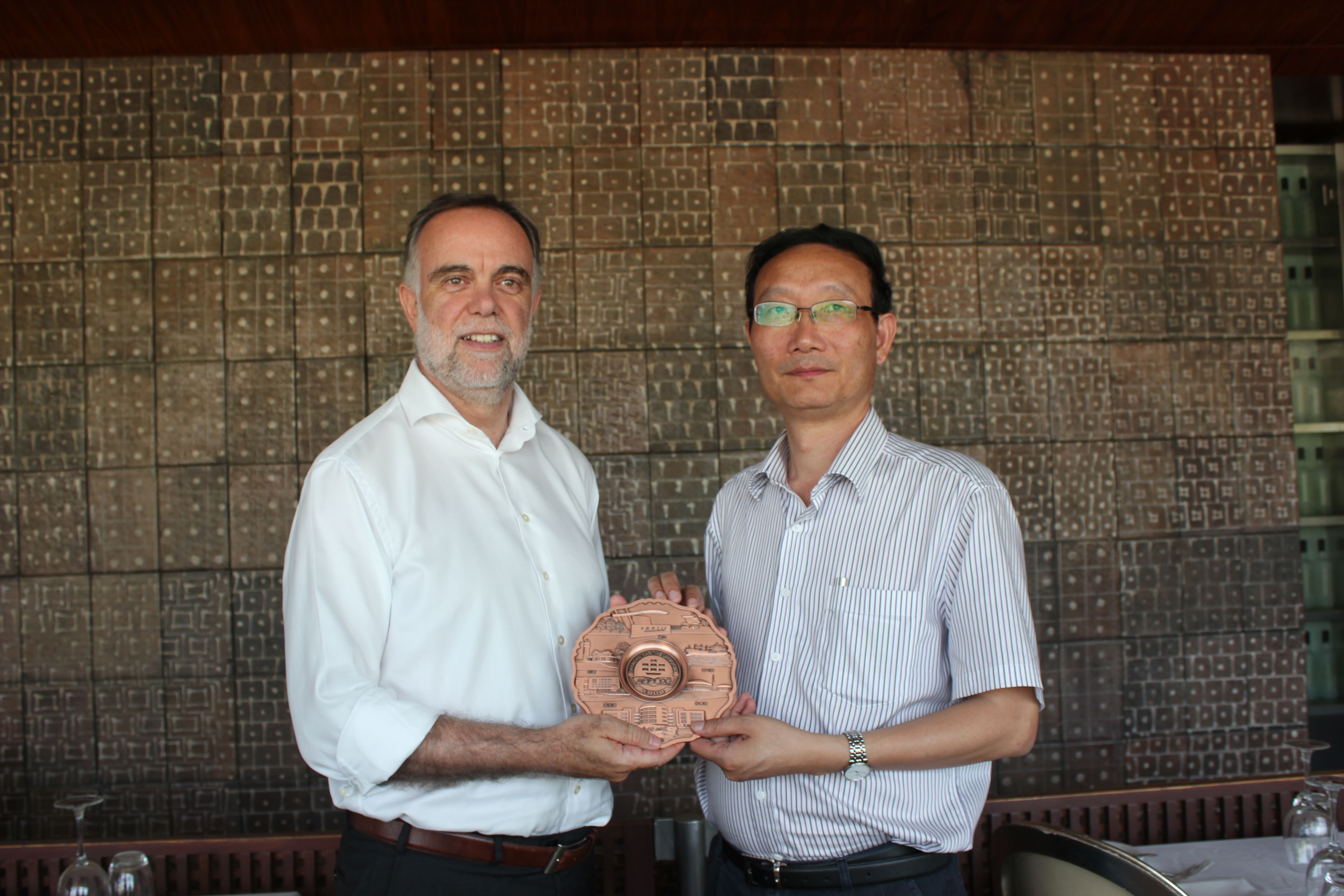 黄有方校长与爱琴大学校长Stefanos Gritzalis 