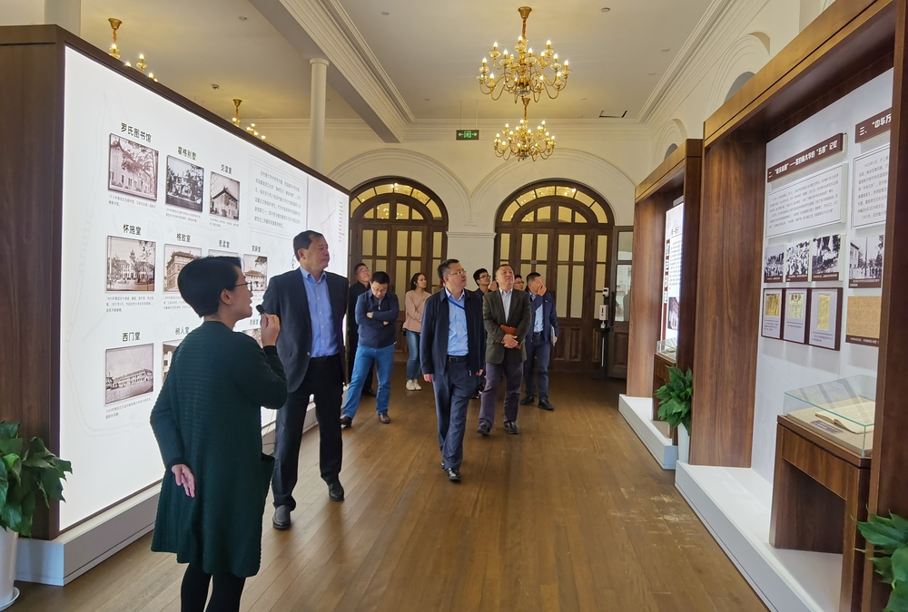 20211020121643389100.jpg 参观华东政法大学建筑展馆