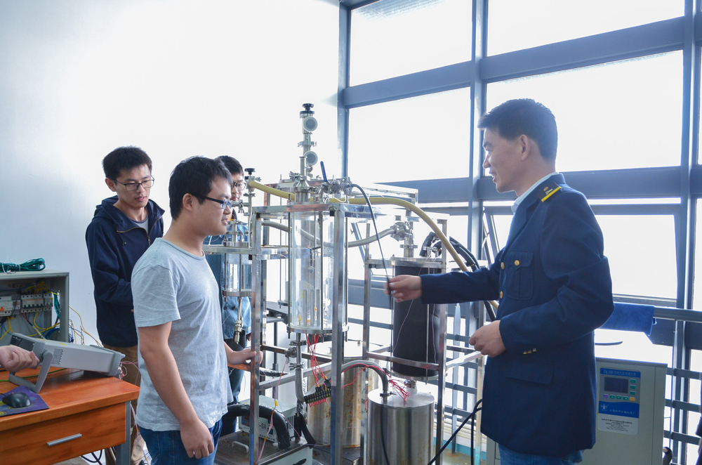 和学生们在实验室