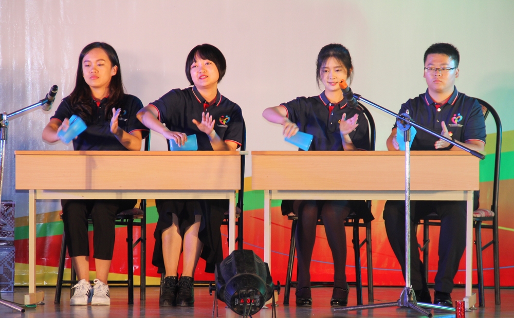 我校学生曹钰（右二）参与演绎杯子打击乐