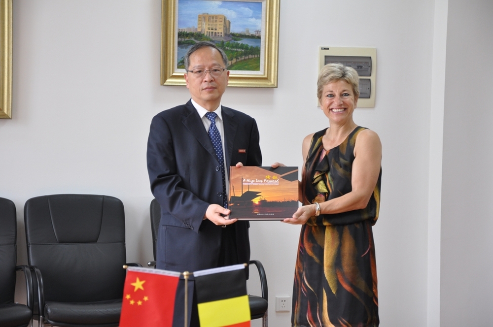 於世成书记向林佳夕总领事赠送学校画册