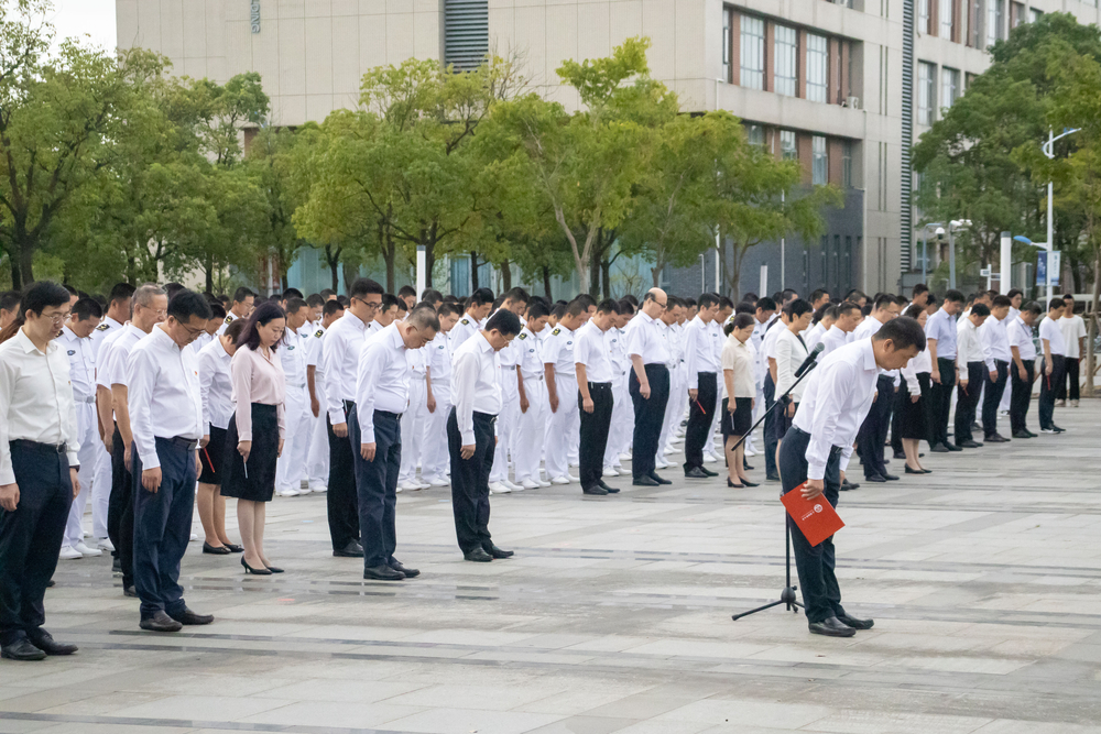 临港校区师生默哀