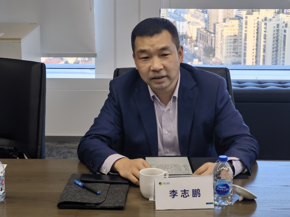 党委副书记、副校长李志鹏与公司代表亲切交流