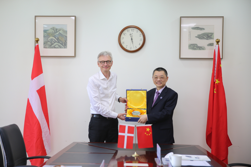 陆靖校长与罗思德参赞互赠纪念品