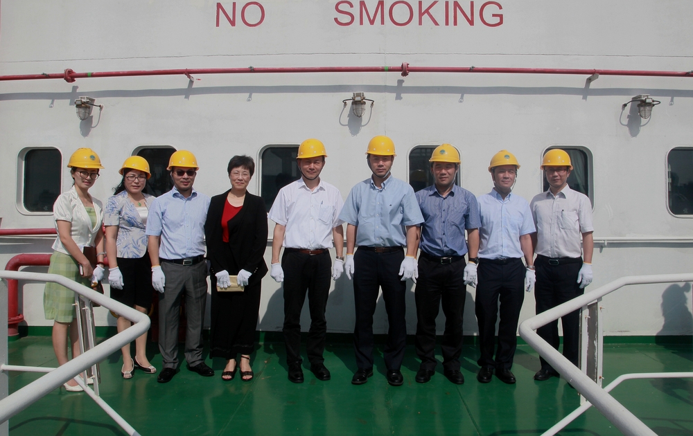 参观“吴淞”号组合式液货模拟船实验室