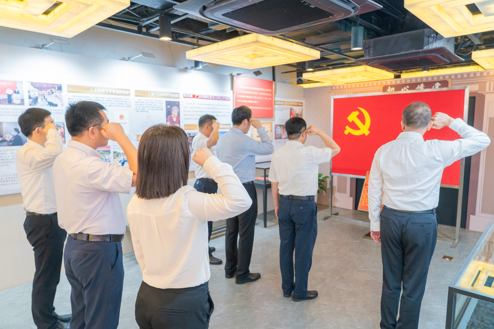 20240627054437561600.jpg 学校领导重温入党誓词