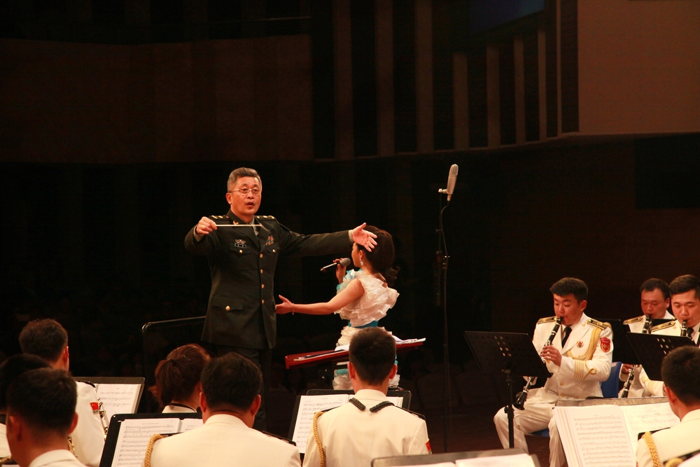 中国管乐学会主席、国家一级指挥、曾3次担任国庆阅兵式总指挥的于海作现场指挥