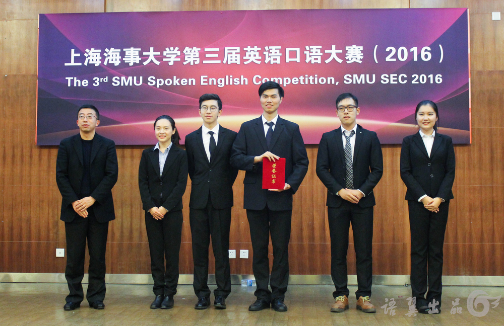 施欣副校长为获奖者颁奖